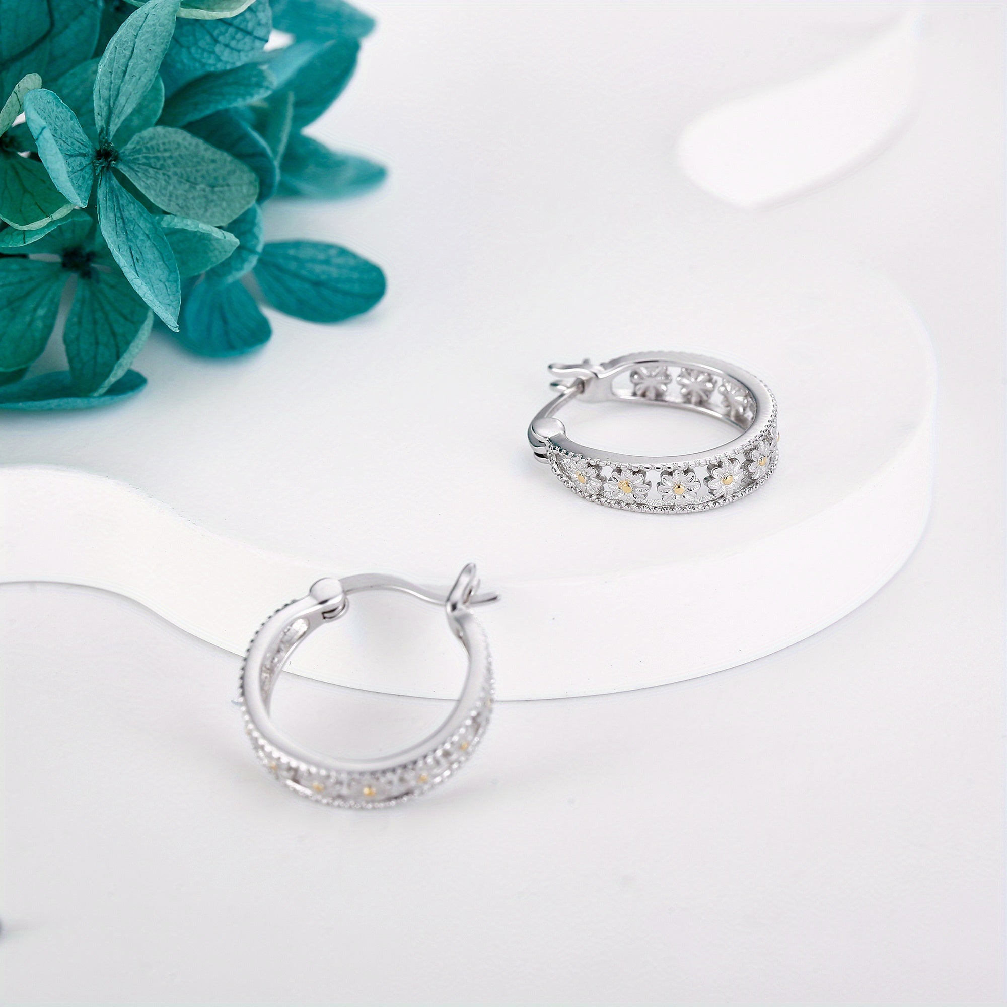 Pair of Elegant Daisy Earrings in 925 Sterling Silvery - Classic Floral Design with Sparkling Accents, Perfect for Daily Wear or Gifting, Gift Jewelry|Classic Elegant Style|Detailed Craftsmanship